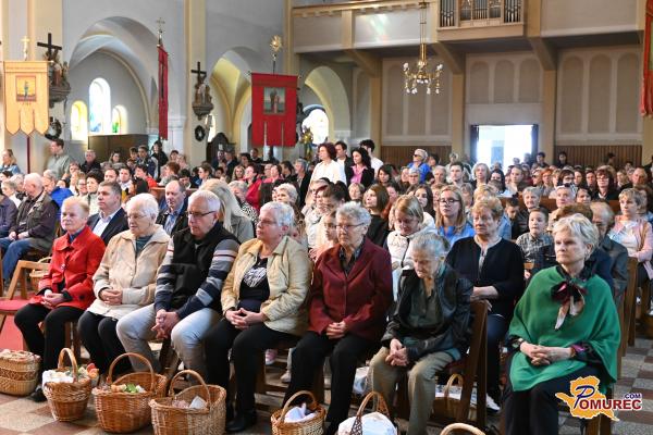 FOTO in VIDEO: V murskosoboški stolni cerkvi potekajo blagoslovi od opoldneva vse do večera