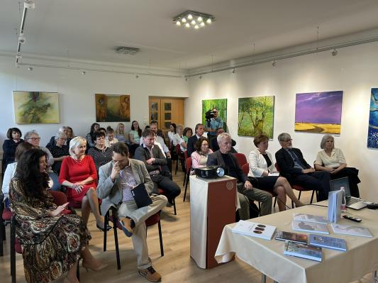 FOTO: V Monoštru predstavili zbornik o slovenskih medijih med manjšinami