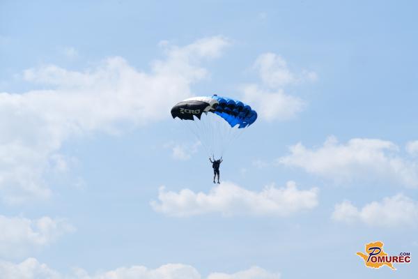 FOTO: Letalo Pilatus in padalci navdušujejo nad Mursko Soboto