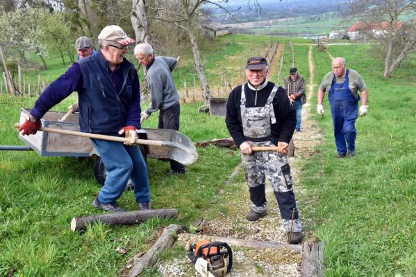 FOTO: Obnovljene stopnice na Poti studencev za varnejše korake v naravo