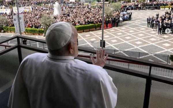 Papež Frančišek z ganljivim presenečenjem na Trgu svetega Petra