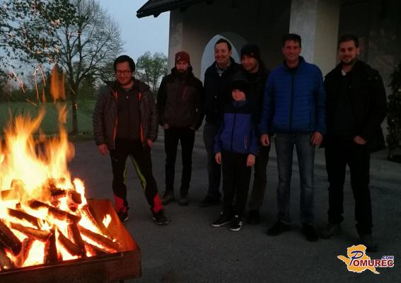 FOTO: Blagoslovljeni ogenj v posebnih posodah