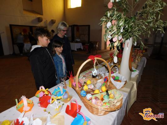 FOTO: V stari cerkvi v Turnišču so na ogled postavili velikonočno razstavo