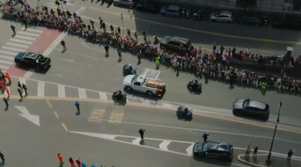 Zaključena je pogrebna maša, krsta papeža Frančiška prispela pred baziliko