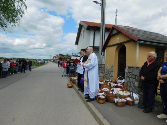 FOTO: V romskem naselju Pušča potekal blagoslov velikonočnih jedi 