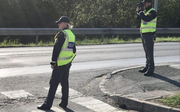 V krožišču dvakrat trčili, voznika poškodovana