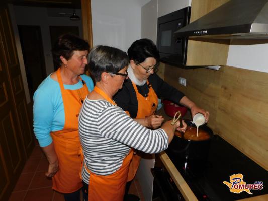 FOTO: Društvo kmetic Turnišče pripravilo kulinarično delavnico na Polanščekovi domačiji