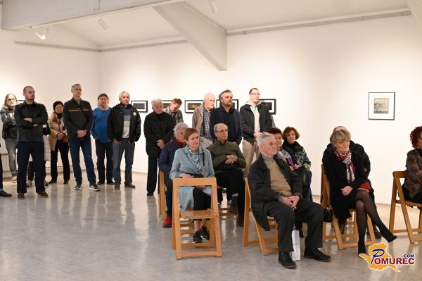 FOTO:  Fotografije, ki postavljajo ogledalo družbi