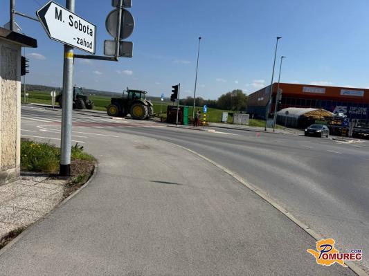 FOTO: V tem soboškem križišču se je traktoristu prevrnila prikolica