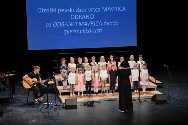 FOTO: V Lendavi je zapelo 200 otrok