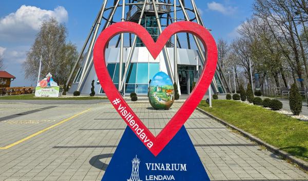 FOTO: Pri stolpu Vinarium Lendava znova na ogled pisanica velikanka