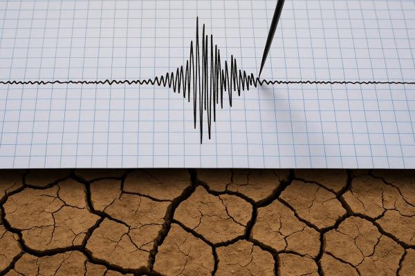 V zgodnjih jutranjih urah so se stresla tla