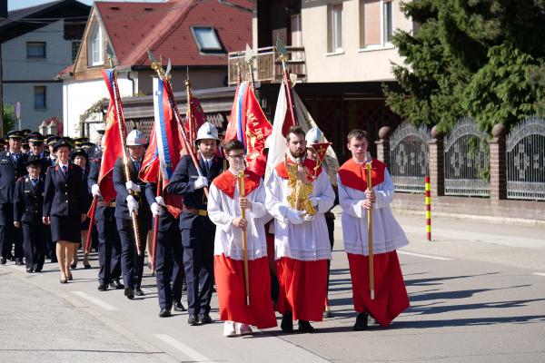 FOTO in VIDEO: Velikonočno jutro v Beltincih zaznamovala vstajenska procesija