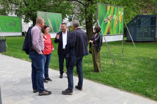 FOTO: V Lendavi odprli razstavo o travnikih in semenih