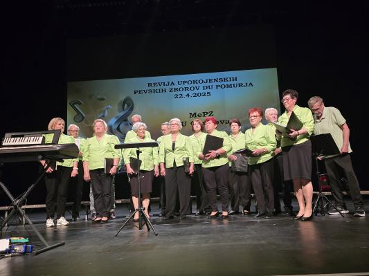 FOTO: Revija pevskih zborov društev upokojencev Pomurja