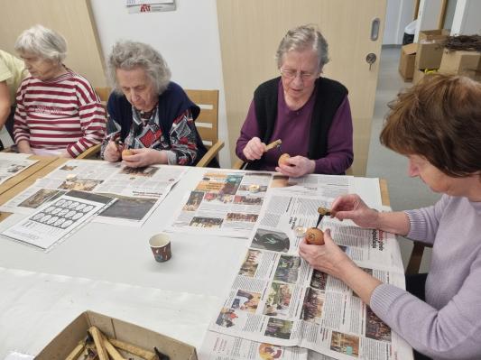 FOTO: Pisanice in topli nasmehi v domovih starejših