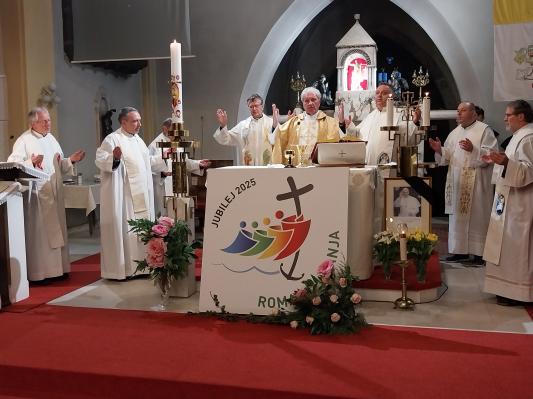 FOTO: Slovesna maša v spomin na papeža Frančiška v Murski Soboti