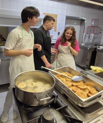 FOTO: Črnogorske dobrote in nasmehi v Domu starejših Lendava