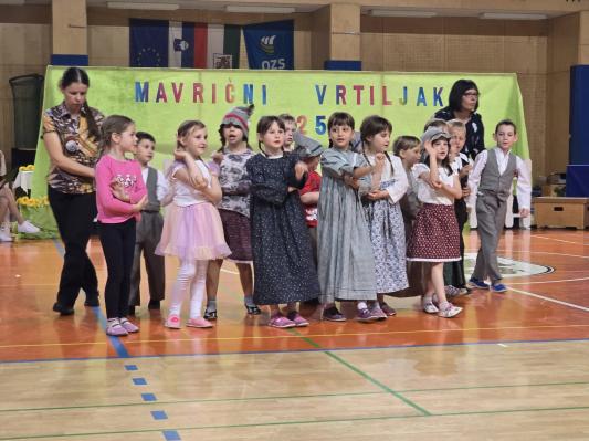 FOTO: Otroci iz Prlekije očarali s plesom in pesmijo