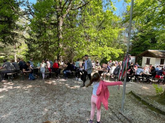 FOTO: Sončna nedelja privabila pohodnike na tromejo