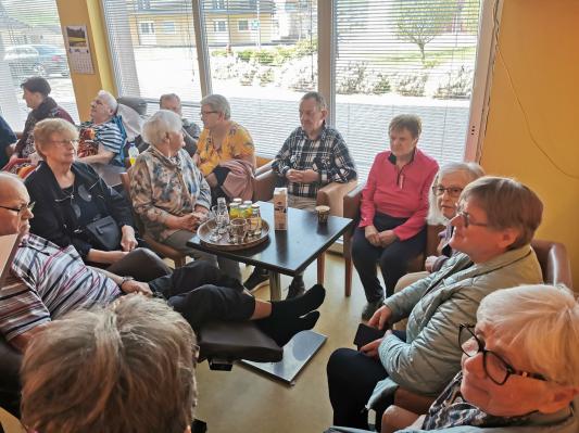 FOTO: Srčen obisk članic Karitas razveselil stanovalce Doma Kuzma