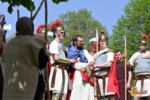 FOTO in VIDEO: Uprizoritev Kristusovega pasijona pod cerkvijo sv. Jurija