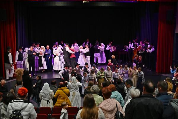FOTO: Maroltovo srečanje v Dobrovniku povezalo generacije plesalcev