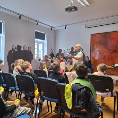 FOTO: Dedki in babice pripovedujejo