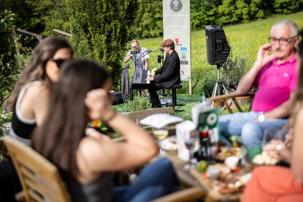 VIDEO: Balladero in Saša Brezovšek z novo pesmijo, ki diši po domačem