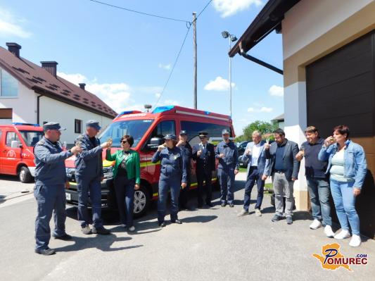 FOTO: Gasilsko društvo Banovci bogatejše za novo gasilsko vozilo GVM-1