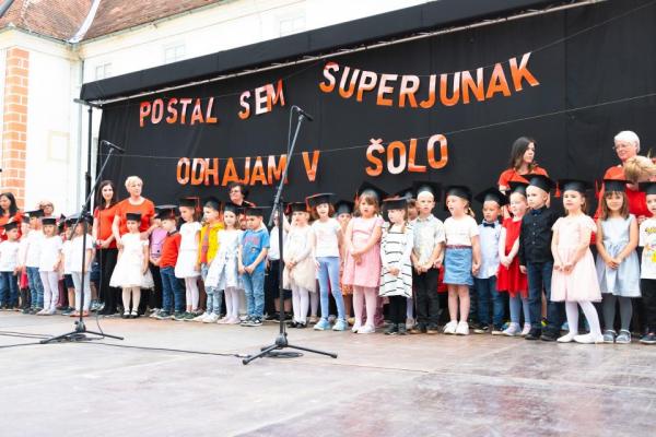 VIDEO: Mini maturanti z nasmehom proti prvi šolski torbi