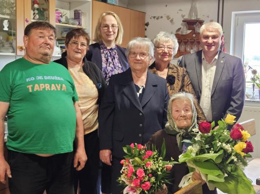 FOTO: Z vinom, pesmijo in ljubeznijo do doma: Alojzija Cof dopolnila 100 let