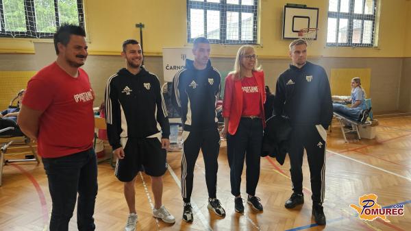 VIDEO: Murini igralci obiskali krvodajalsko akcijo Čarno bejla krf