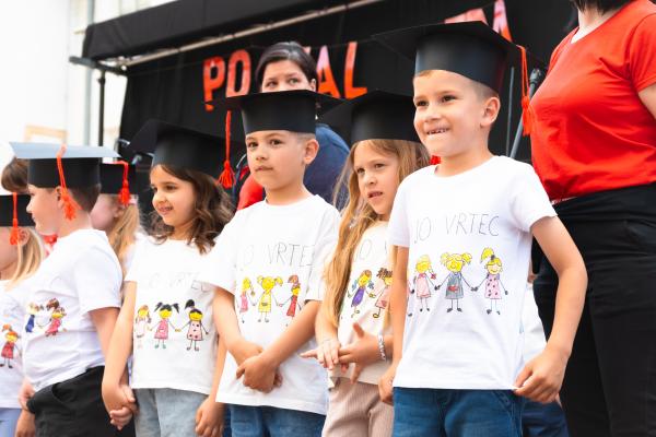 FOTO: Mini maturanti kot superjunaki pomahali vrtcu v slovo 