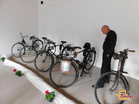 FOTO: V Beltinskem gradu razstava starih koles in opreme