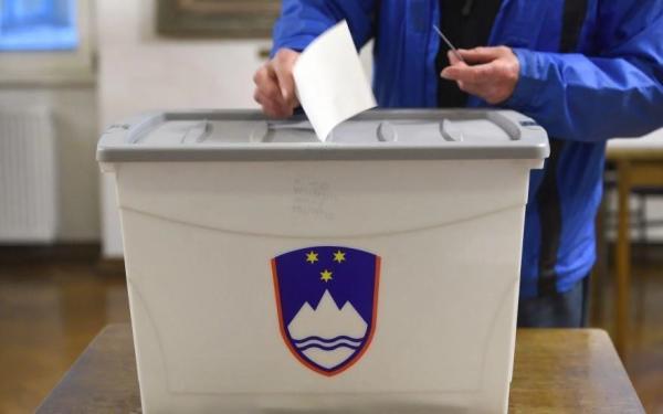 Referendum o umetniških pokojninah: Volilna udeležba do 11. ure podpovprečna