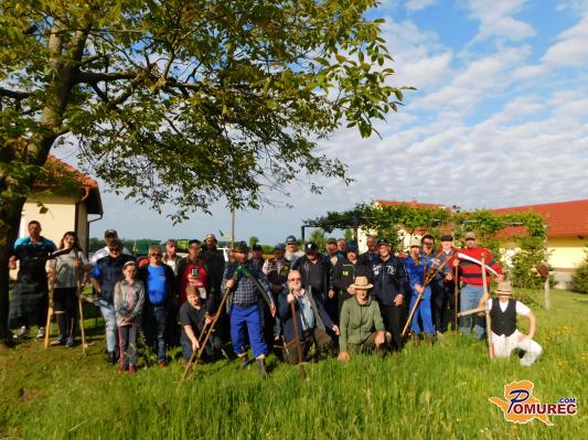 FOTO: Pufkači oživeli košnjo trave na stari način