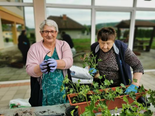 FOTO: Pomladno sajenje v domu upokojencev Kuzma