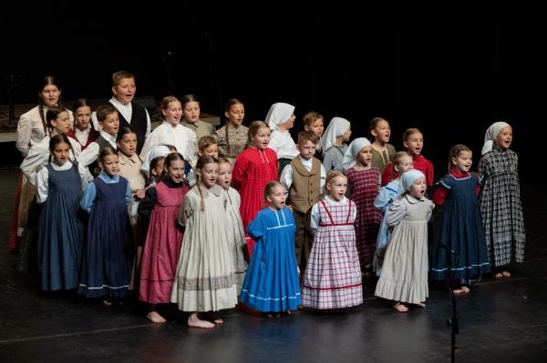 FOTO: Otroške folklorne skupine iz vse Slovenije zaživele na odru Gledališča Park