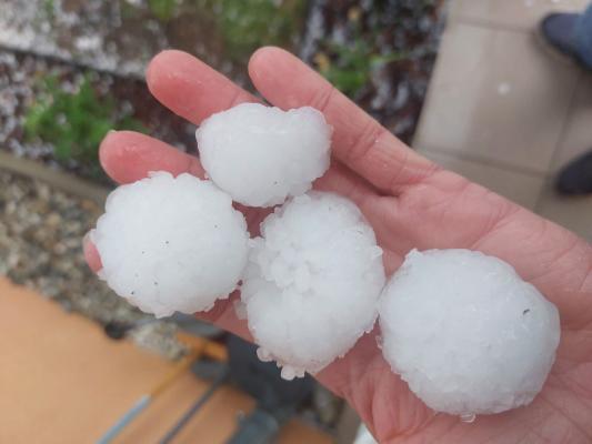 Iz Avstrije že poročajo o toči