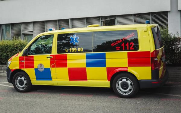 Huda nesreča v Turnišču: Delavec končal v bolnišnici zaradi hude poškodbe na žagi