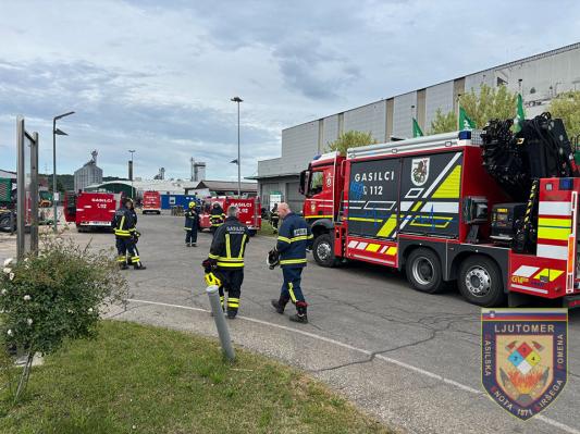 FOTO: Nedeljsko jutro prekinil požar v Ljutomeru, posredovalo je več gasilskih enot