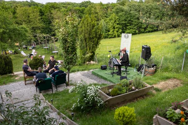FOTO: Glasbeni večer z Balladerom ob prvem jubileju Platane