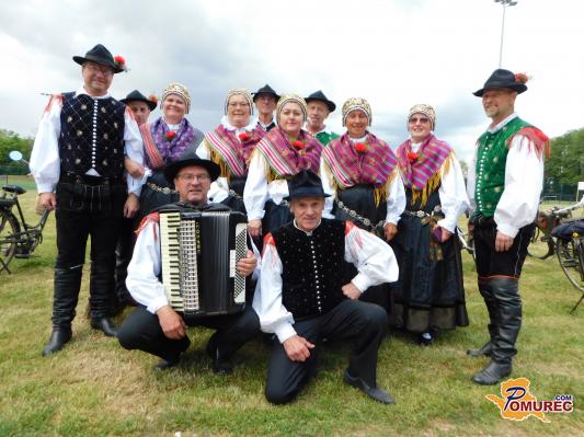 FOTO: Na Otoku ljubezni v Ižakovcih je zaplesala folklorna skupina Kokrica 