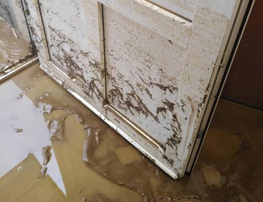 FOTO: Poplavilo osnovno šolo, posredovali gasilci