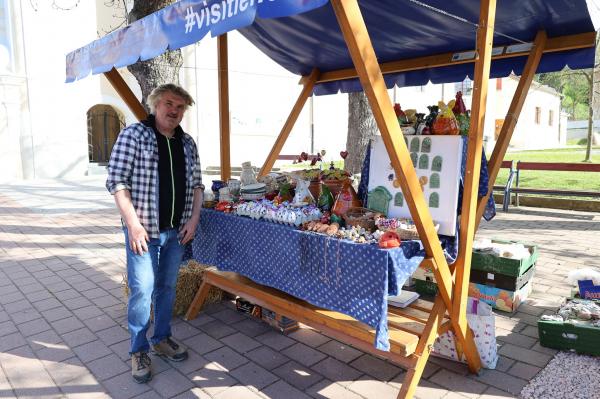 FOTO: Domača tržnica pod kostanji znova zaživela