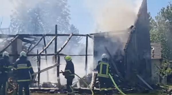 V Veščici zagorelo gospodarsko poslopje, uničen tudi avto 