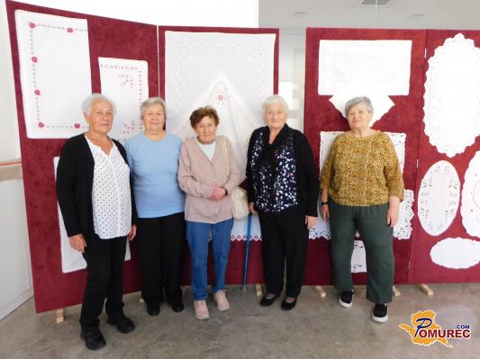 FOTO: Nit, ki povezuje: Razstava vezenin