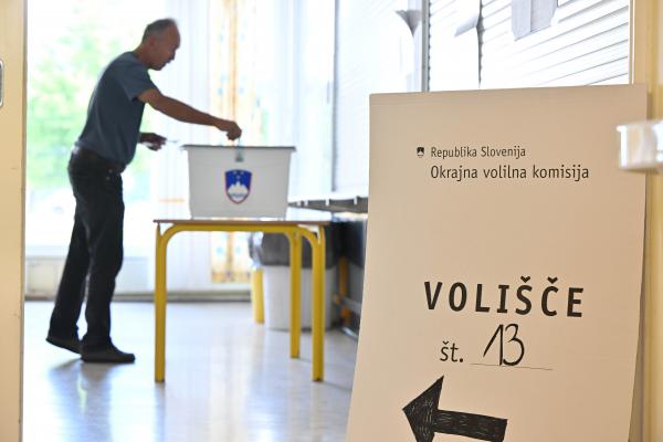 Volivci povedali svoje: Zakon o dodatku umetnikom dobil rdečo luč
