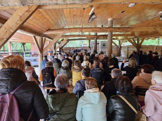 FOTO: Zvok gozda na Otoku ljubezni povezal naravo, glasbo in notranji mir